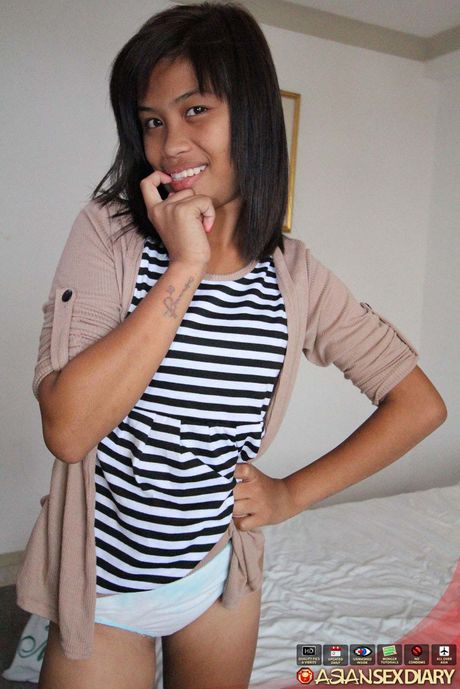 Amateur Asian Jenelyn shows her big butt and tits before spreading her pussy