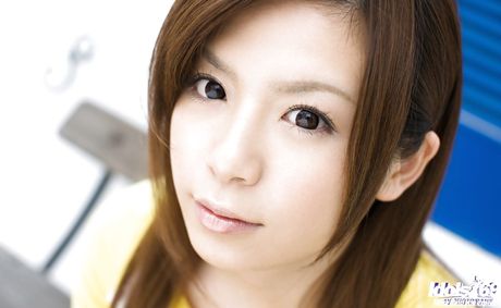 Svelte japanese teen Riri Kuribayashi showing her butt